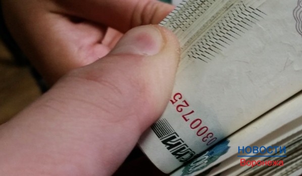 У пенсионерки вырвали деньги около банка.