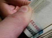 У мужчины забрали все деньги.