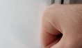Воронежец разбил кулаком три окна и стекло в легковушке.