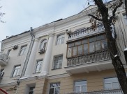 На домах горожан появились необычные объявления.
