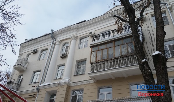 На домах горожан появились необычные объявления.