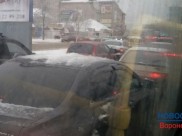 После снегопада образуются большие пробки.