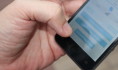 У парня выхватили телефон на улице.