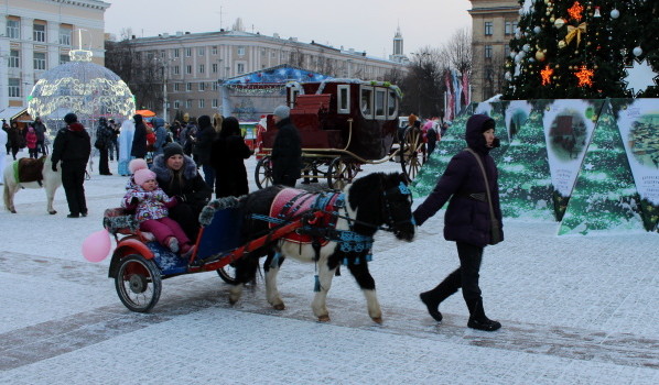 Пони катают детей по площади Ленина.