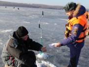 Спасатели патрулируют водоемы.