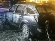 Огонь уничтожил авто.