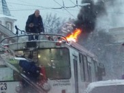 Троллейбус загорелся на подъеме в горку.