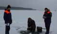 Спасатели общаются с рыбаками.