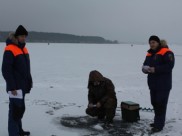 Спасатели общаются с рыбаками.