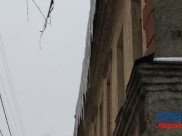 На крышах домов в Воронеже появляются сосульки.