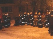 Отважный парень ворвался в горящий дом раньше пожарных.