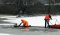 Один человек замерз после того, как авто провалилось под лёд.