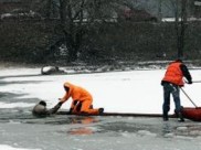 Один человек замерз после того, как авто провалилось под лёд.