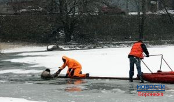 Один человек замерз после того, как авто провалилось под лёд.