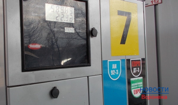 На воронежских заправках нашли некачественное топливо.