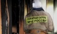 Пожарные эвакуировали людей из горящего дома.