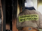 Пожарные эвакуировали людей из горящего дома.