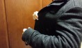 Грабитель примерял вещи мужчины.