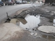 Многие аварии происходят из-за плохих дорог.