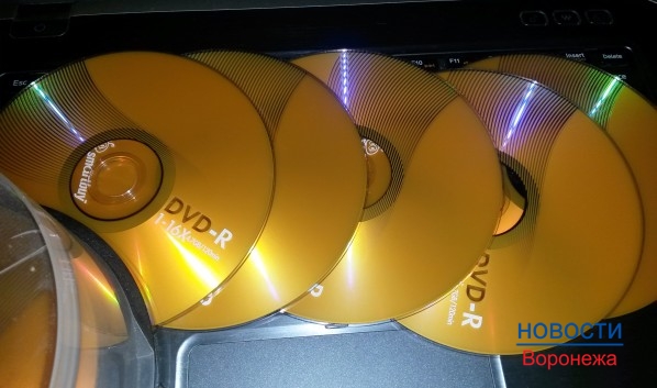 Воронежец продавал пиратский софт на DVD.