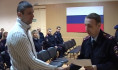 Полиция вручила благодарность одному из молодых людей.