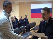 Полиция вручила благодарность одному из молодых людей.