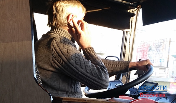 Водители говорят по телефону во время движения.