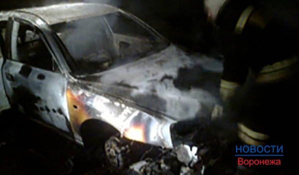 Пожар уничтожил легковушку в Воронеже.