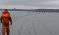 Провалились рыбаки на водохранилище.