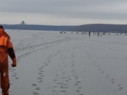 Провалились рыбаки на водохранилище.
