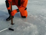 Спасатели измерили толщину льда.