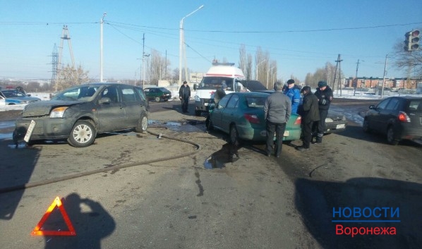 В Семилукском районе в ДТП пострадали три человека.