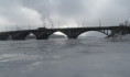 На водохранилище появилось много промоин.