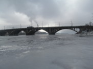 На водохранилище появилось много промоин.