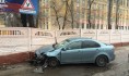 Легковушка протаранила забор.