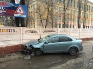 Легковушка протаранила забор.