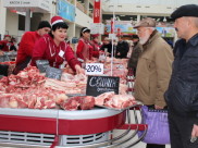 Вечером на Центральном рынке продают мясо со скидками.