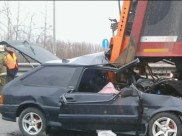 Легковушка врезалась в фуру.