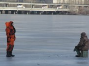 Рыбаки продолжают выходить на тонкий лед.