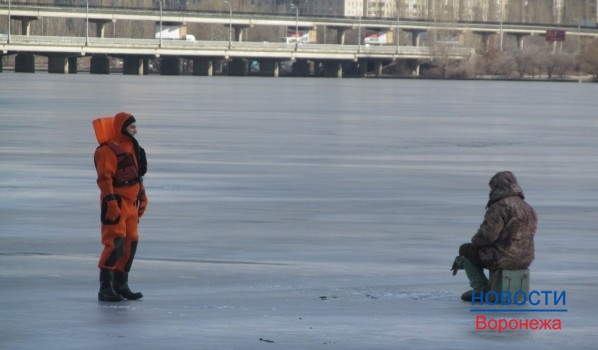 Рыбаки продолжают выходить на тонкий лед.