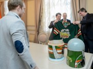 Алексею Гордееву подарили майку.