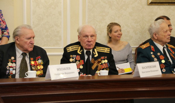 Ветераны пообщались с главой города Александром Гусевым.