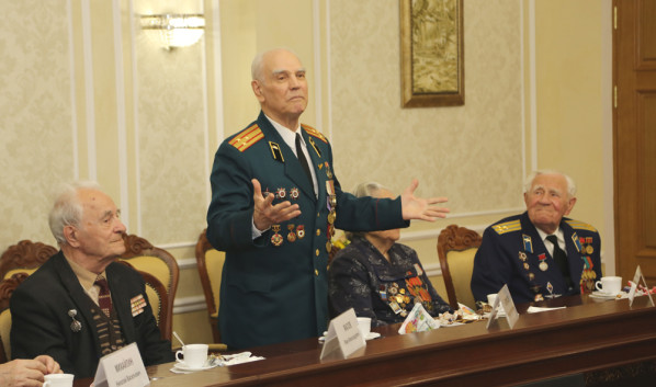 Ветераны пообщались с главой города Александром Гусевым.