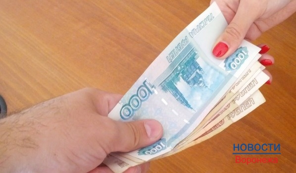 Женщину подозревают в получении взятки.