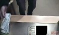 Банкомат сам по себе начал выдавать деньги.