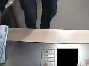 Банкомат сам по себе начал выдавать деньги.