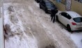 Мужчина ловко вскрывал машины и забирал ценности.