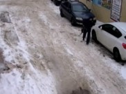 Мужчина ловко вскрывал машины и забирал ценности.