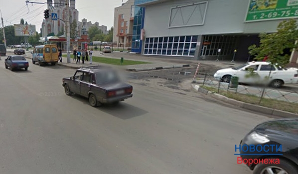 На выезде из гипермаркета обустроили светофор.
