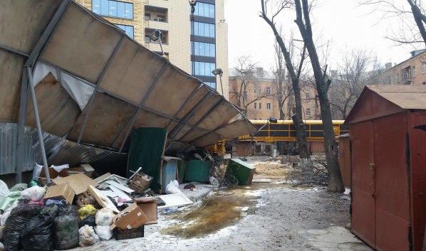 Кран рухнул с территории «Галереи Чижова» во двор жилого дома.